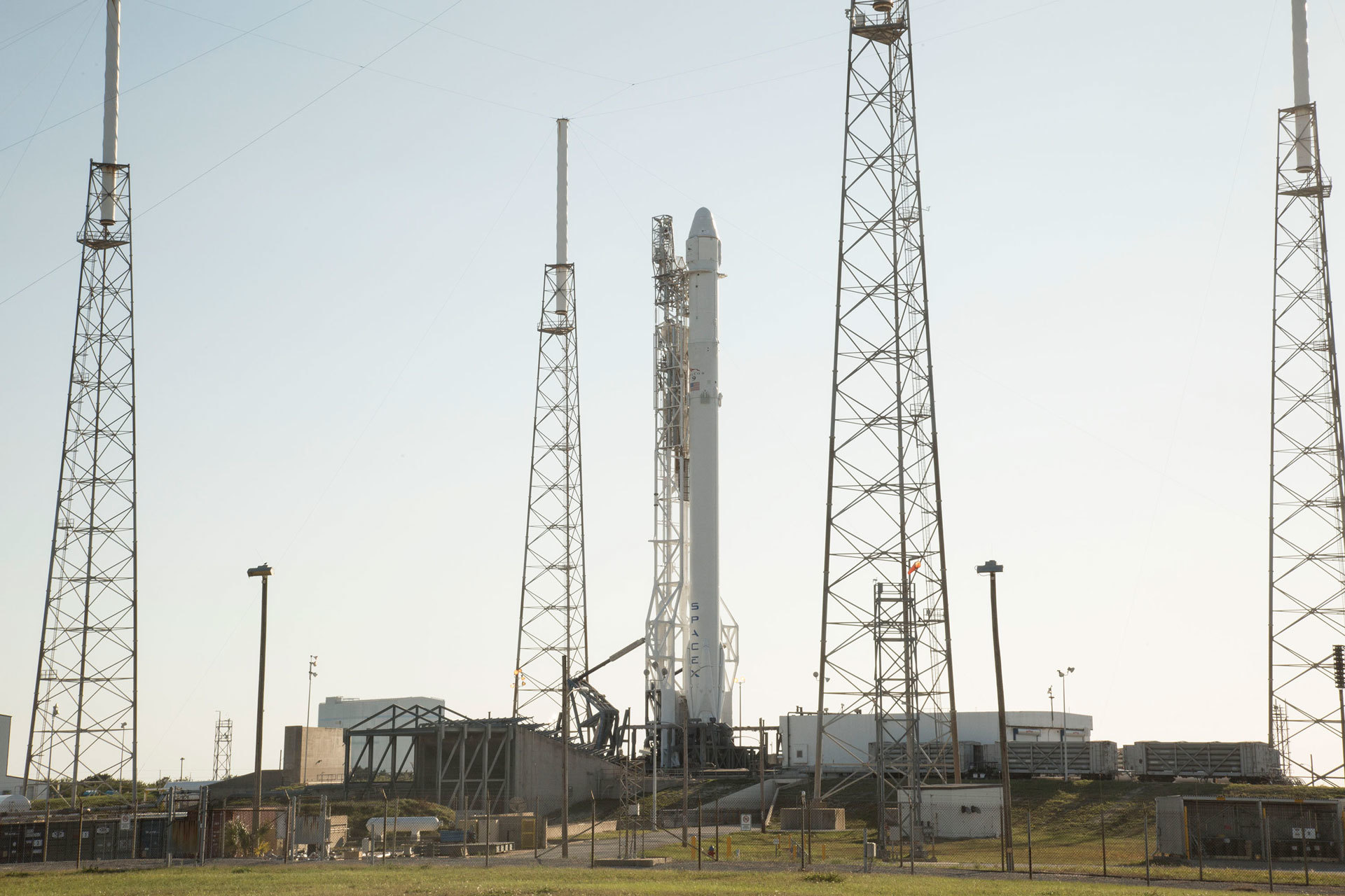 Запуск SpaceX CRS-8 с посадкой ступени Falcon 9 на плавучий космопорт — в пятницу в 23:43 по московскому времени - 1